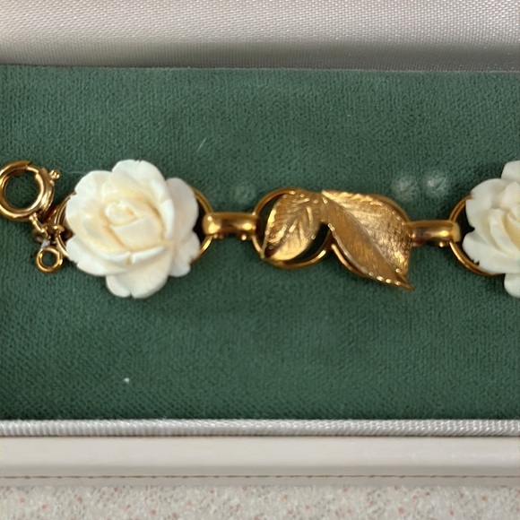Wells 14Kt gold filled rose and leaf linked bracelets with safety chain (431) - Picture 6 of 7